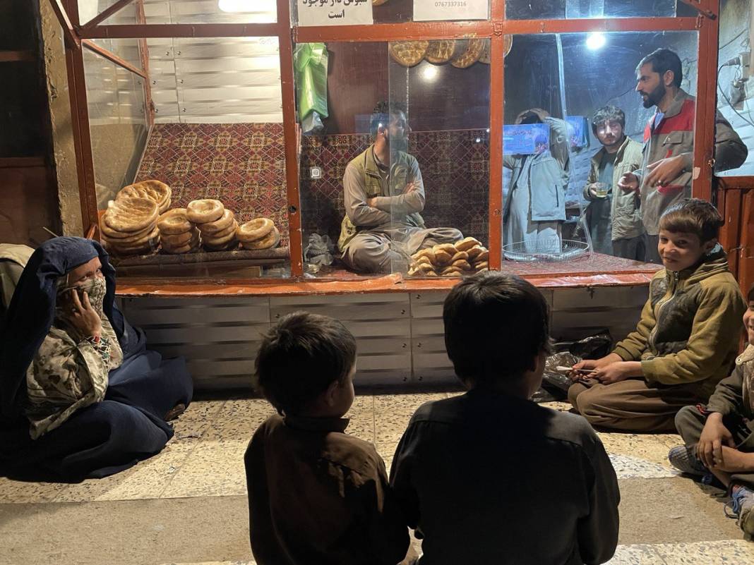 Afganistan'da yoksul halk, fırınların önünde bir ekmek için yardım bekliyor 4