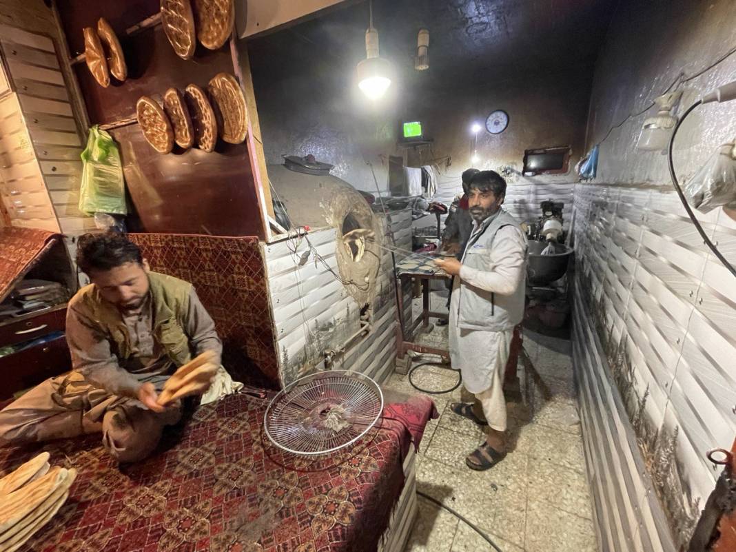 Afganistan'da yoksul halk, fırınların önünde bir ekmek için yardım bekliyor 5