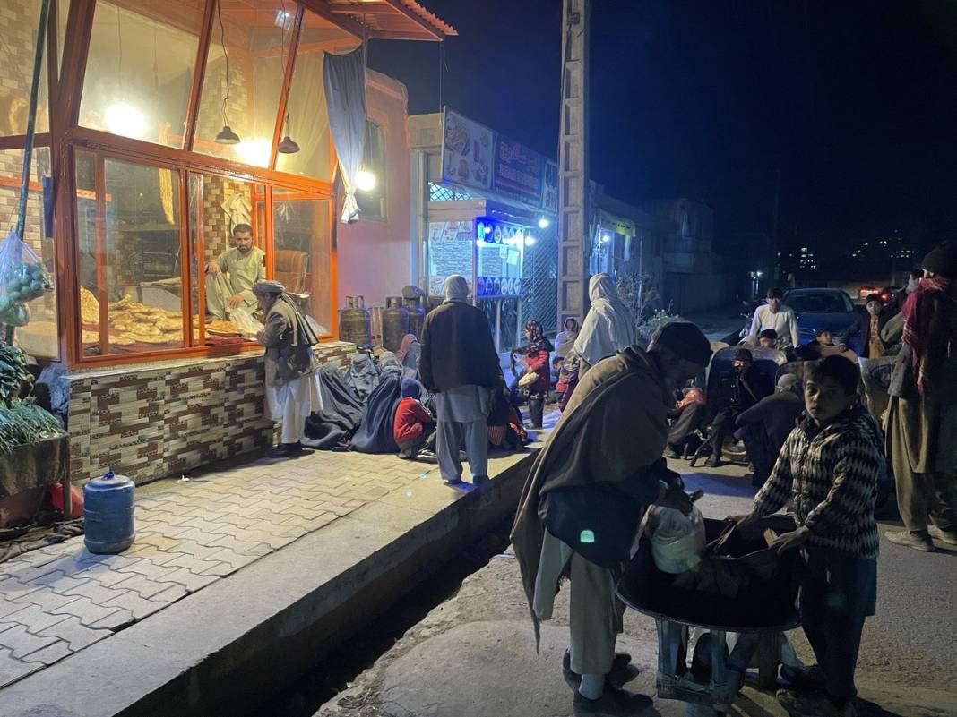Afganistan'da yoksul halk, fırınların önünde bir ekmek için yardım bekliyor 7