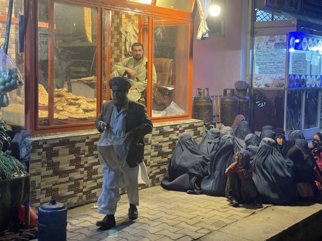 Afganistan'da yoksul halk, fırınların önünde bir ekmek için yardım bekliyor 8