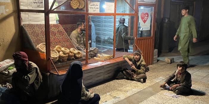 Afganistan'da yoksul halk, fırınların önünde bir ekmek için yardım bekliyor