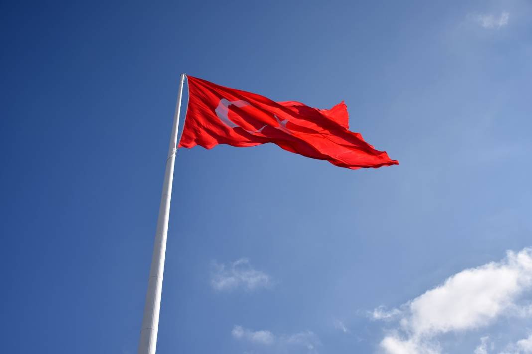 Türkiye'nin en uzun bayrak direklerine Türk bayrağı çekildi 9