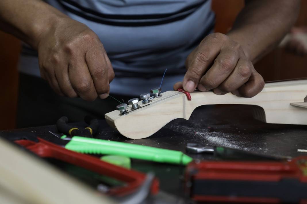 Peru'da 68 yaşındaki müzik öğretmeni plastik şişe ve kontrplaktan keman üretiyor 13