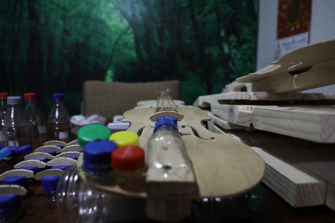 Peru'da 68 yaşındaki müzik öğretmeni plastik şişe ve kontrplaktan keman üretiyor 2
