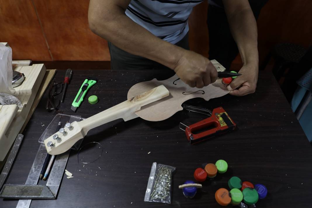 Peru'da 68 yaşındaki müzik öğretmeni plastik şişe ve kontrplaktan keman üretiyor 4