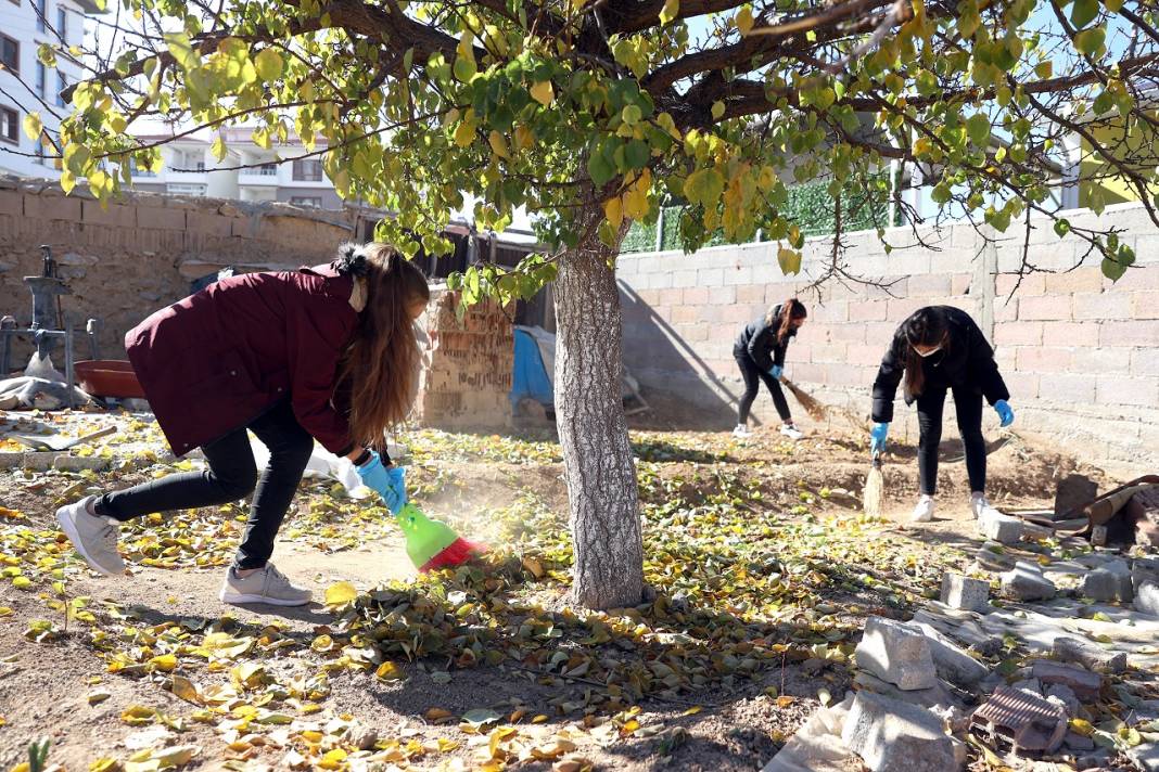 Liseli kızlar yaşlıları ziyaret edip bahçelerinde güz temizliği yapıyor 5