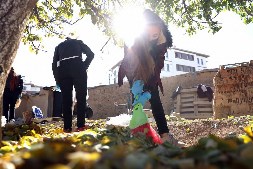 Liseli kızlar yaşlıları ziyaret edip bahçelerinde güz temizliği yapıyor 6