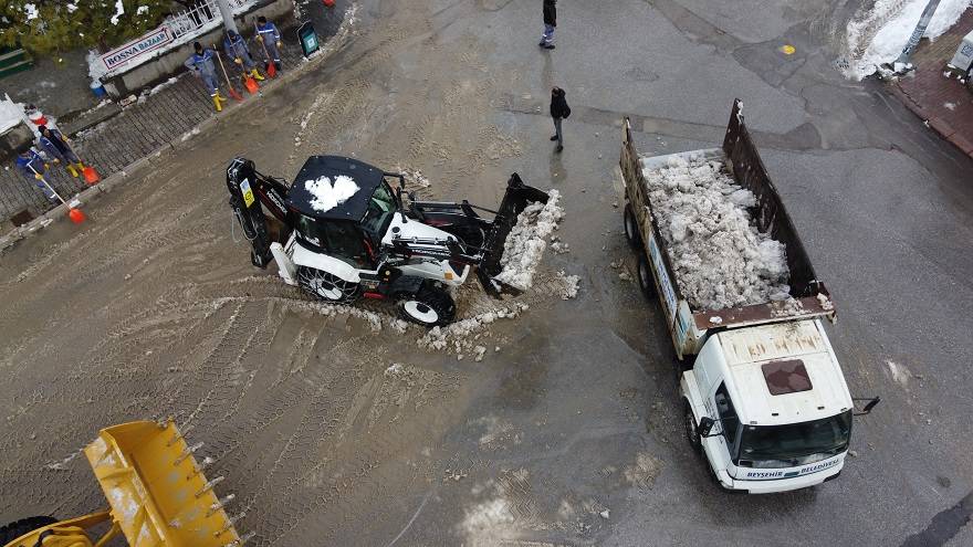 Suyu çekilen Beyşehir Gölü'ne kamyonlarla kar dökülüyor 1