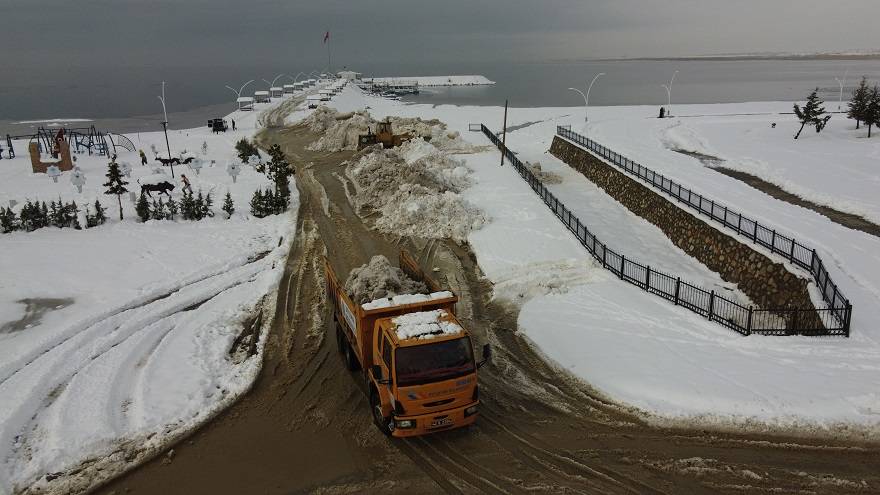 Suyu çekilen Beyşehir Gölü'ne kamyonlarla kar dökülüyor 10