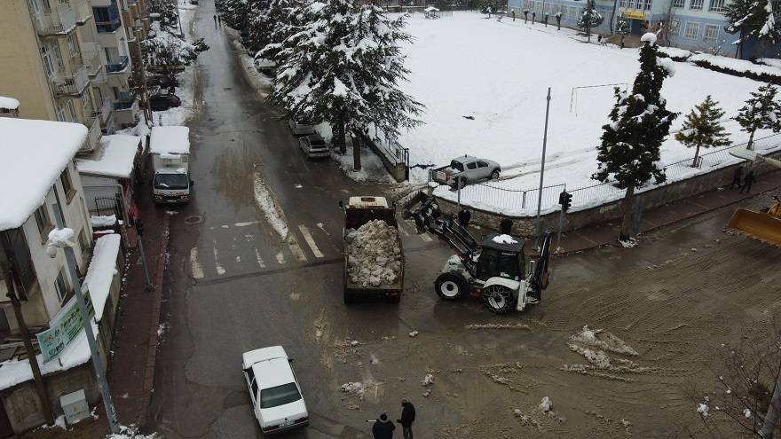 Suyu çekilen Beyşehir Gölü'ne kamyonlarla kar dökülüyor 2