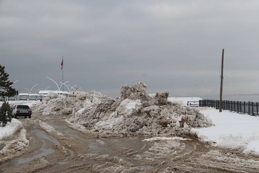Suyu çekilen Beyşehir Gölü'ne kamyonlarla kar dökülüyor 3