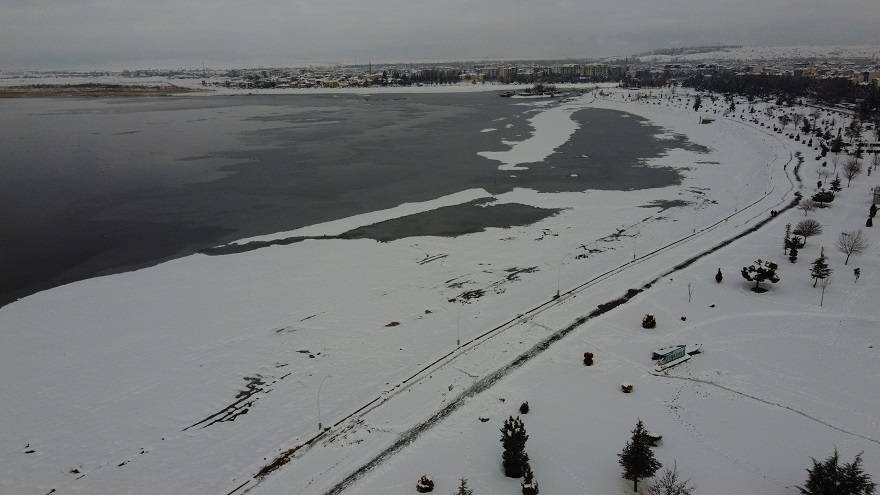 Suyu çekilen Beyşehir Gölü'ne kamyonlarla kar dökülüyor 4