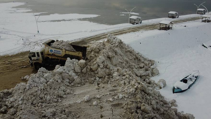 Suyu çekilen Beyşehir Gölü'ne kamyonlarla kar dökülüyor 5