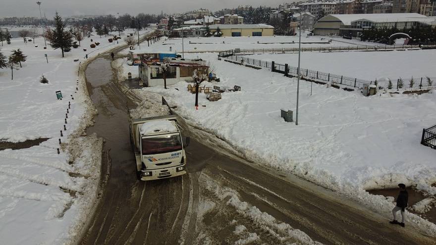 Suyu çekilen Beyşehir Gölü'ne kamyonlarla kar dökülüyor 6
