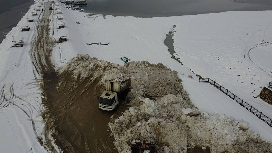 Suyu çekilen Beyşehir Gölü'ne kamyonlarla kar dökülüyor 7