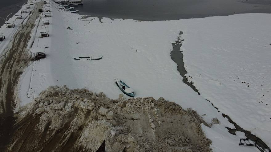 Suyu çekilen Beyşehir Gölü'ne kamyonlarla kar dökülüyor 8