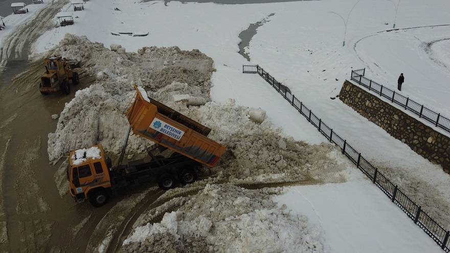 Suyu çekilen Beyşehir Gölü'ne kamyonlarla kar dökülüyor 9