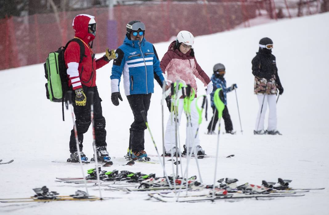 Kayakseverler yılın ilk gününde kayak merkezlerinde yoğunluk oluşturdu 3
