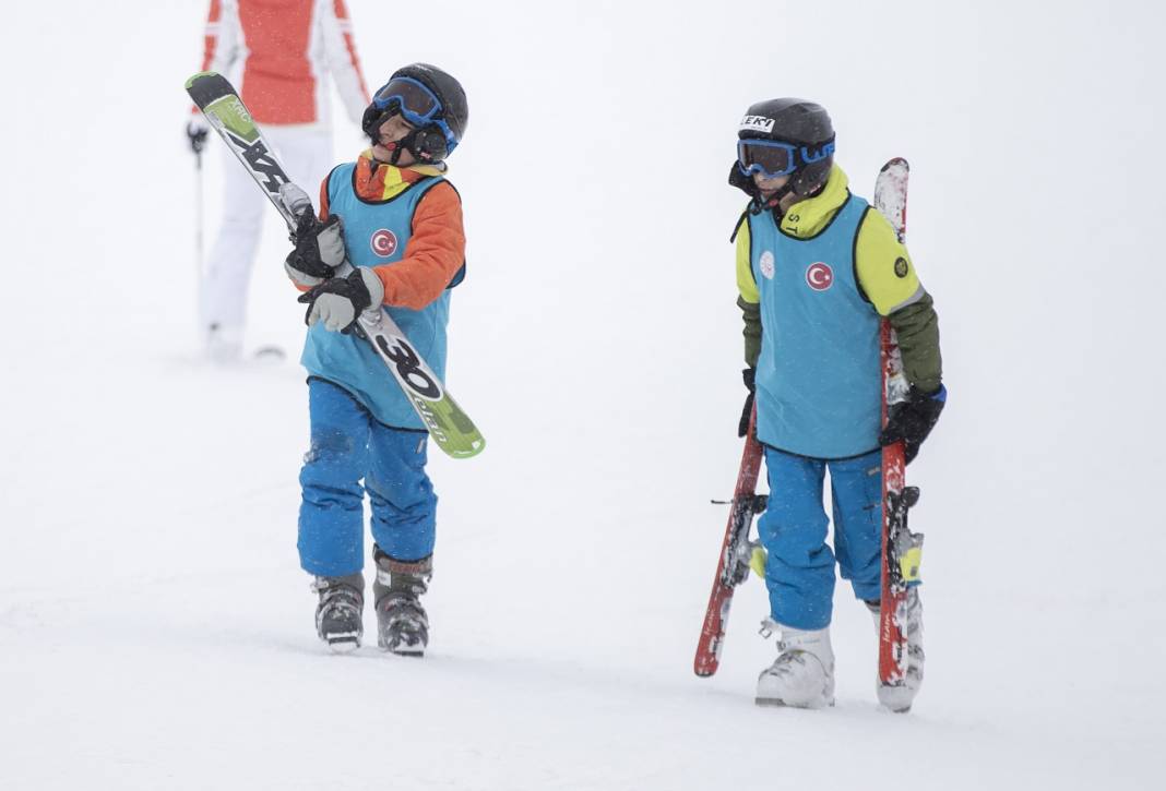 Kayakseverler yılın ilk gününde kayak merkezlerinde yoğunluk oluşturdu 6
