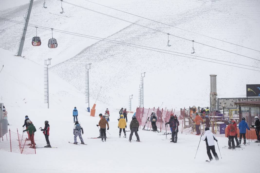 Kayakseverler yılın ilk gününde kayak merkezlerinde yoğunluk oluşturdu 7
