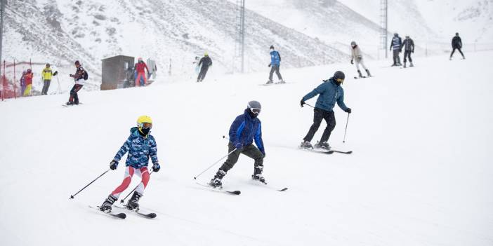 Kayakseverler yılın ilk gününde kayak merkezlerinde yoğunluk oluşturdu