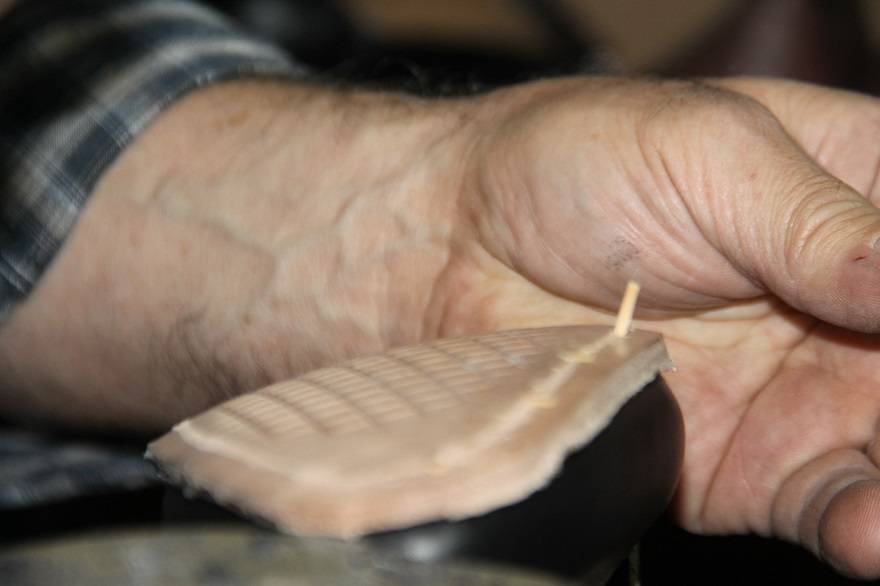 45 yıldır tahta çivi ile ayakkabı üretiyor 3