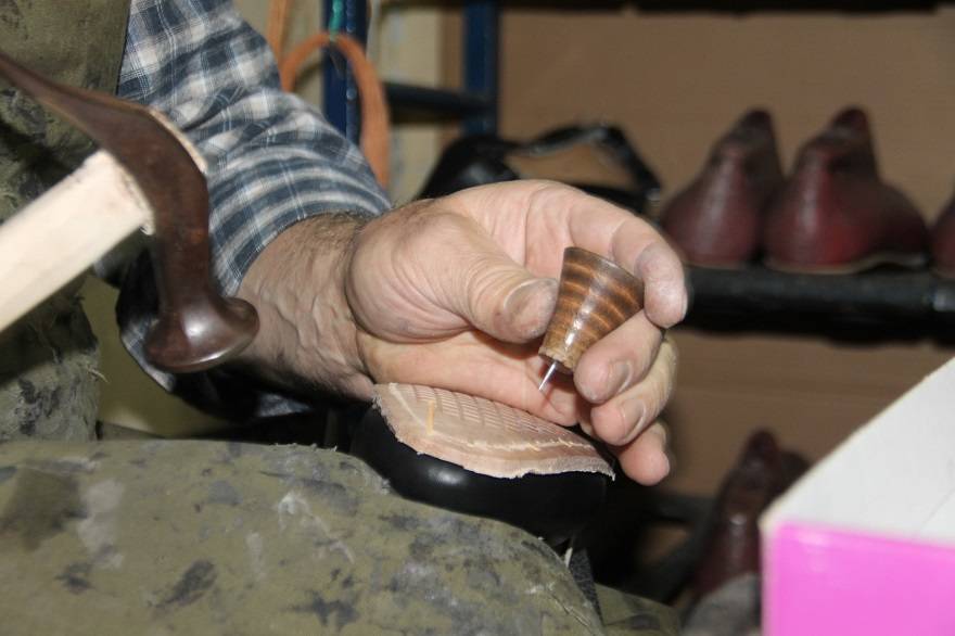 45 yıldır tahta çivi ile ayakkabı üretiyor 4