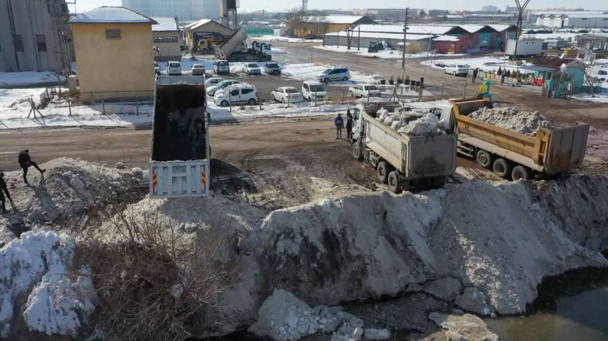Tuz Gölü'ne 2 bin 500 kamyon kar boşaltıldı 5