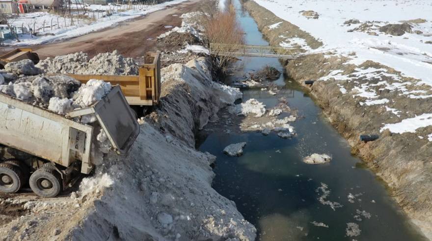 Tuz Gölü'ne 2 bin 500 kamyon kar boşaltıldı 6