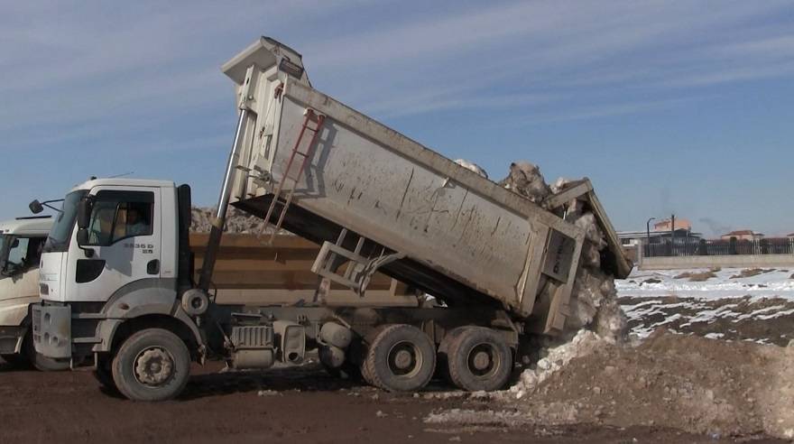 Tuz Gölü'ne 2 bin 500 kamyon kar boşaltıldı 8