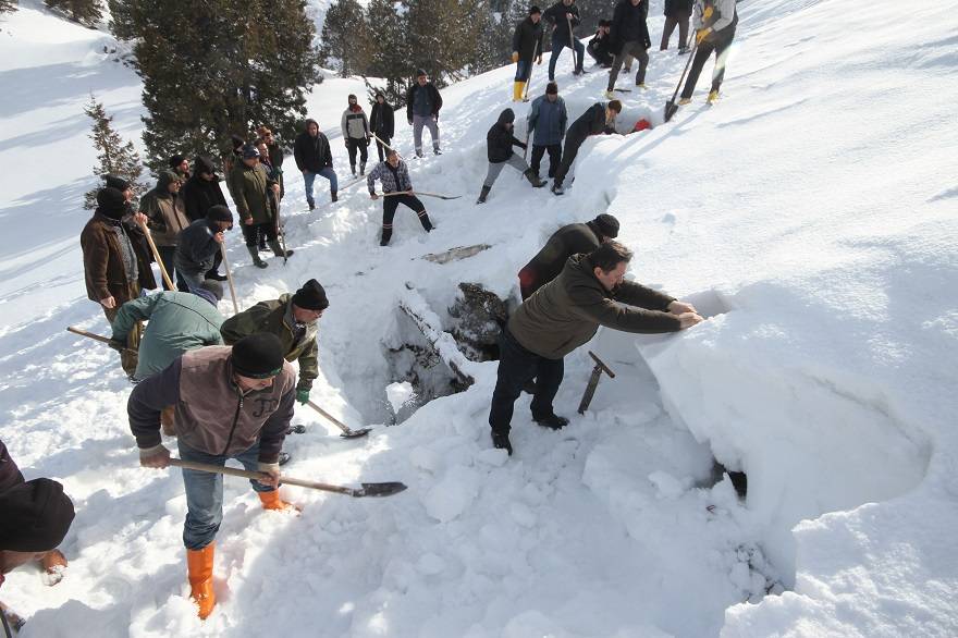 Konya'da bin 700 rakımdaki Cula Deliği'ne kar dolduruldu 1