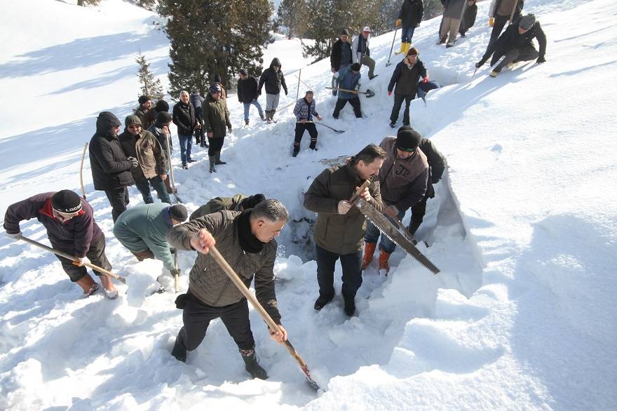 Konya'da bin 700 rakımdaki Cula Deliği'ne kar dolduruldu 11