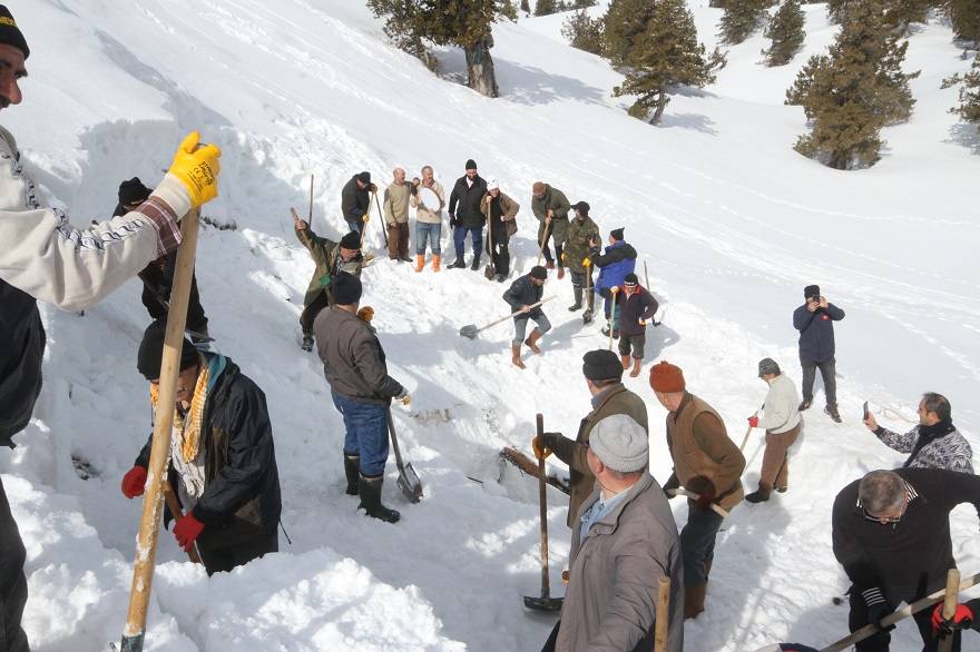 Konya'da bin 700 rakımdaki Cula Deliği'ne kar dolduruldu 12