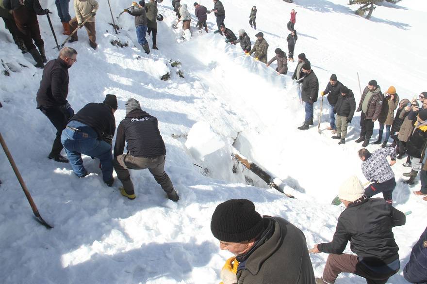 Konya'da bin 700 rakımdaki Cula Deliği'ne kar dolduruldu 13