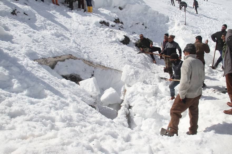 Konya'da bin 700 rakımdaki Cula Deliği'ne kar dolduruldu 14