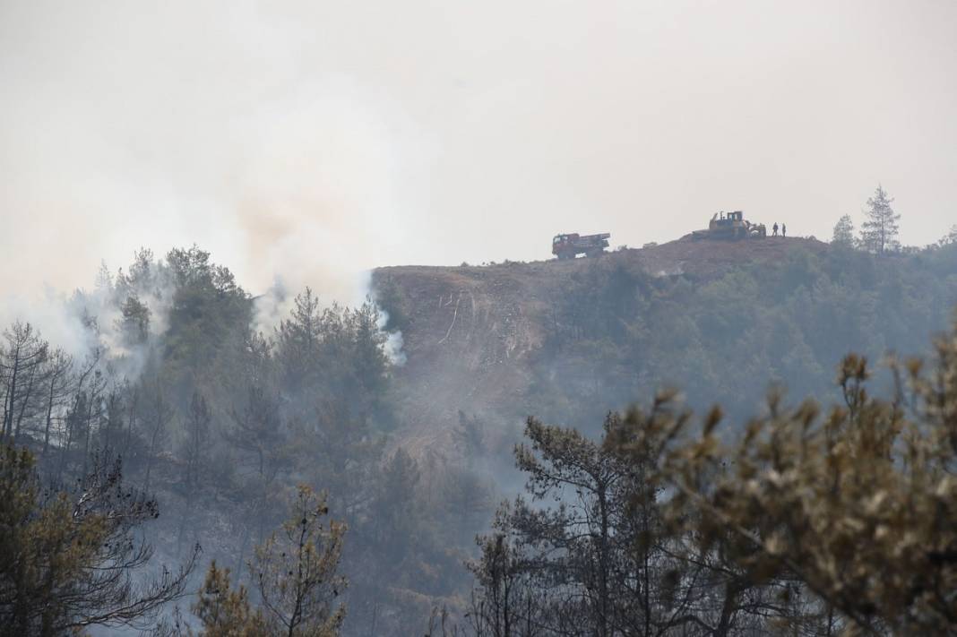 Marmaris'teki orman yangınına havadan ve karadan müdahale ediliyor 14