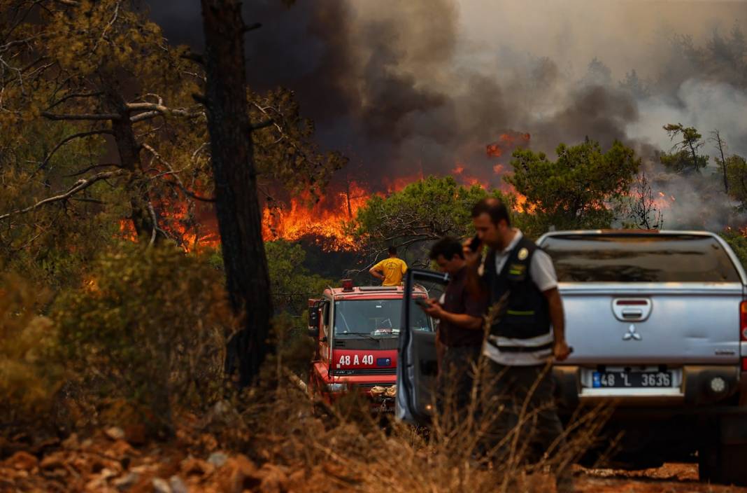 Marmaris'teki orman yangınına havadan ve karadan müdahale ediliyor 3