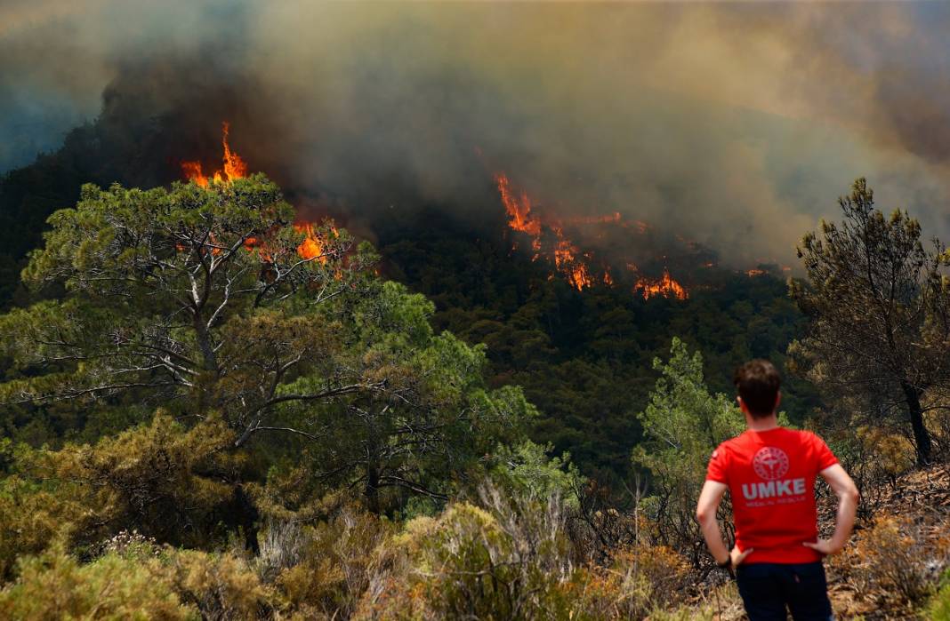 Marmaris'teki orman yangınına havadan ve karadan müdahale ediliyor 4