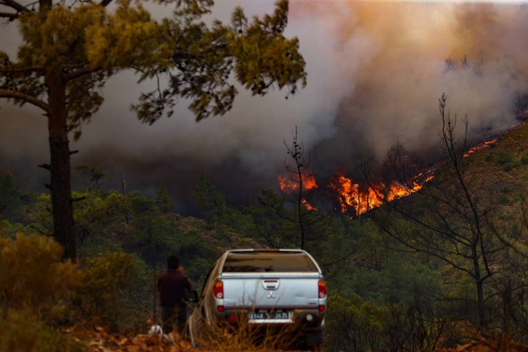 Marmaris'teki orman yangınına havadan ve karadan müdahale ediliyor 7
