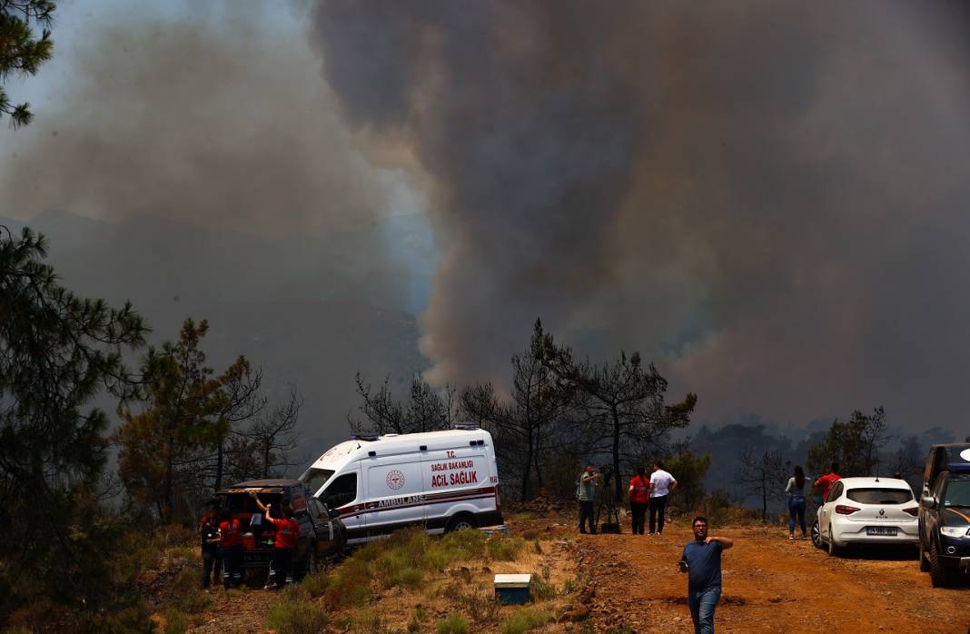 Marmaris'teki orman yangınına havadan ve karadan müdahale ediliyor 8