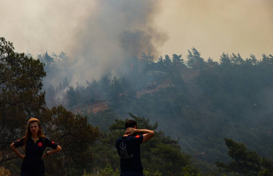 Marmaris'teki orman yangınına havadan ve karadan müdahale ediliyor 9
