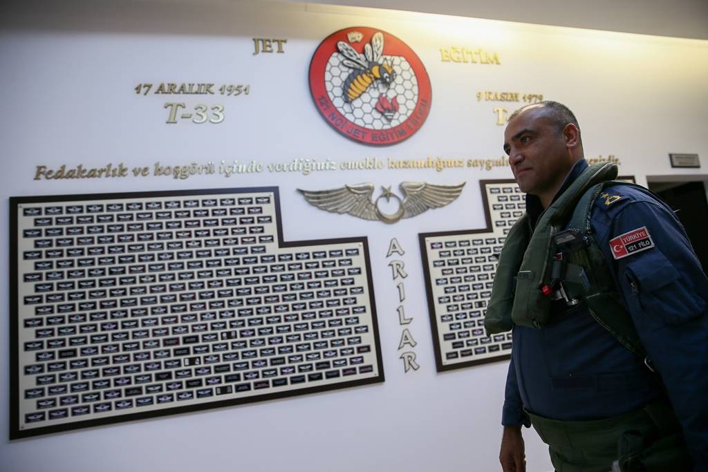Türk savaş pilotları, zorlu eğitimleri geçip brövelerini takıyor 1