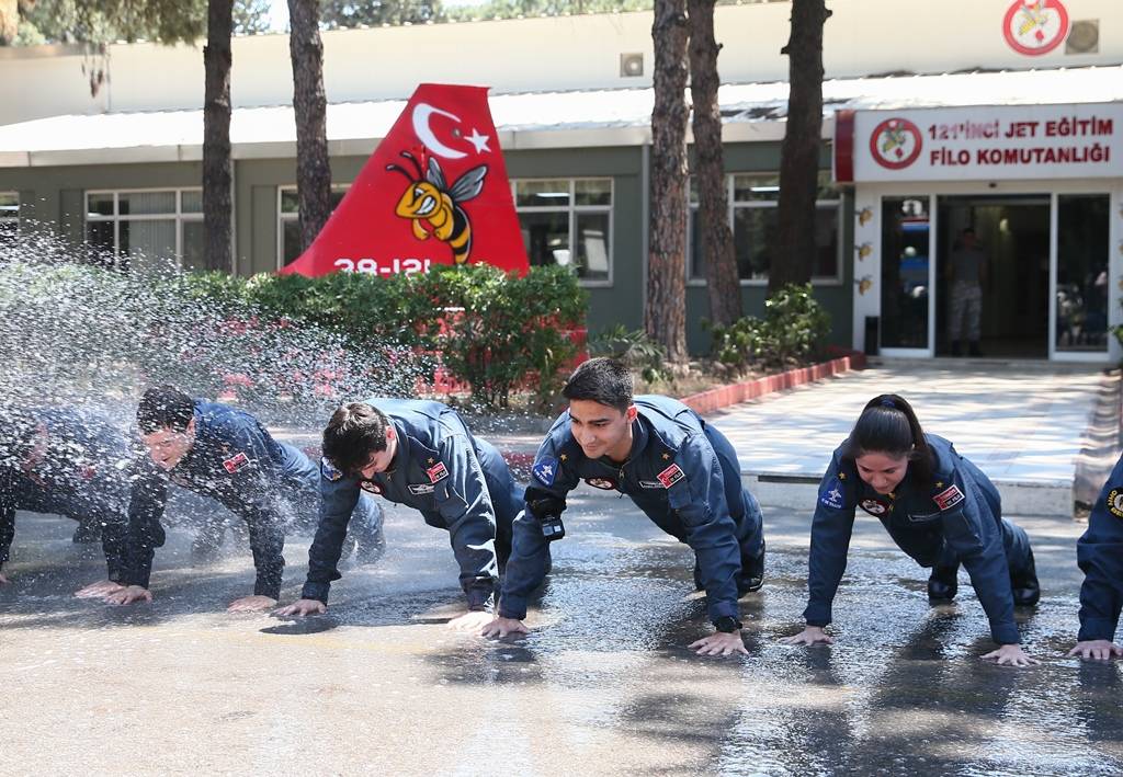 Türk savaş pilotları, zorlu eğitimleri geçip brövelerini takıyor 19