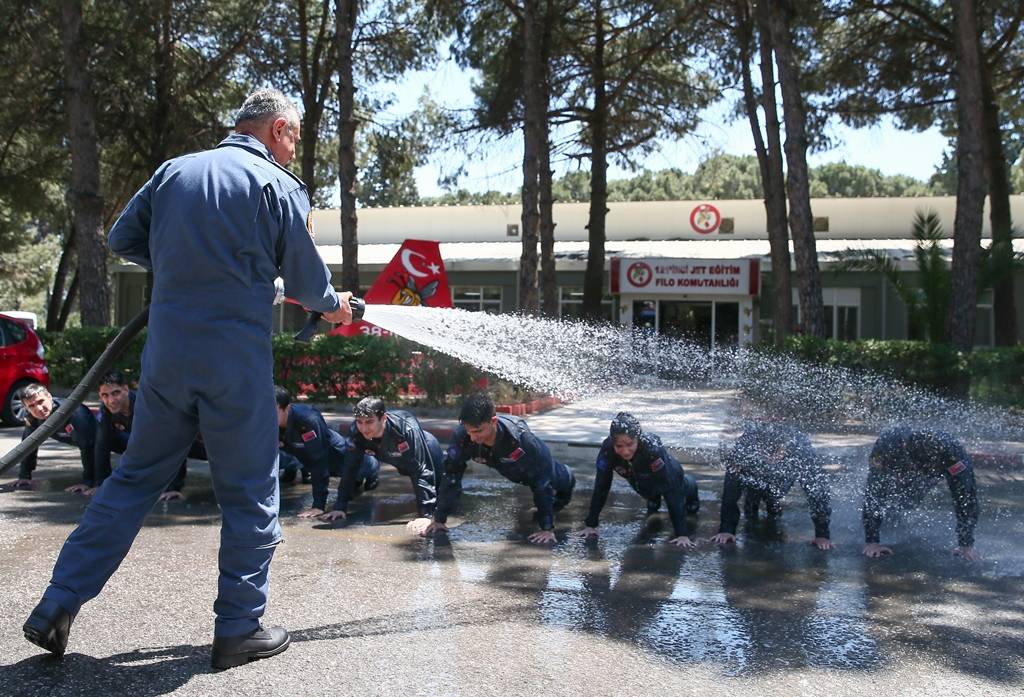 Türk savaş pilotları, zorlu eğitimleri geçip brövelerini takıyor 21