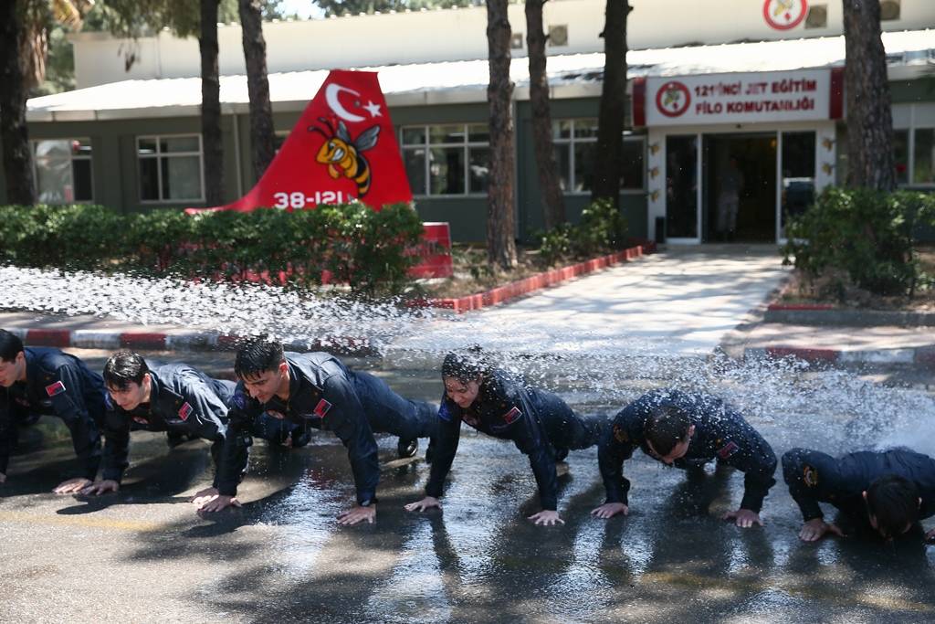Türk savaş pilotları, zorlu eğitimleri geçip brövelerini takıyor 23