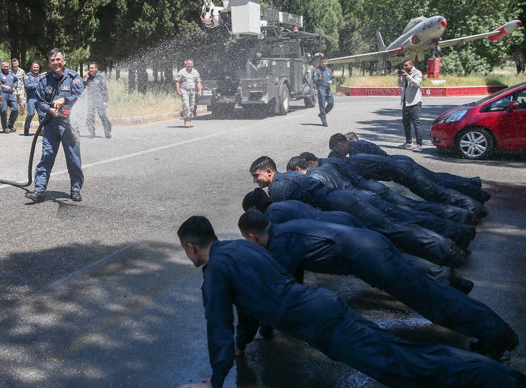 Türk savaş pilotları, zorlu eğitimleri geçip brövelerini takıyor 26