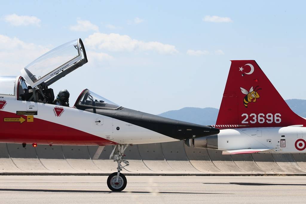 Türk savaş pilotları, zorlu eğitimleri geçip brövelerini takıyor 9