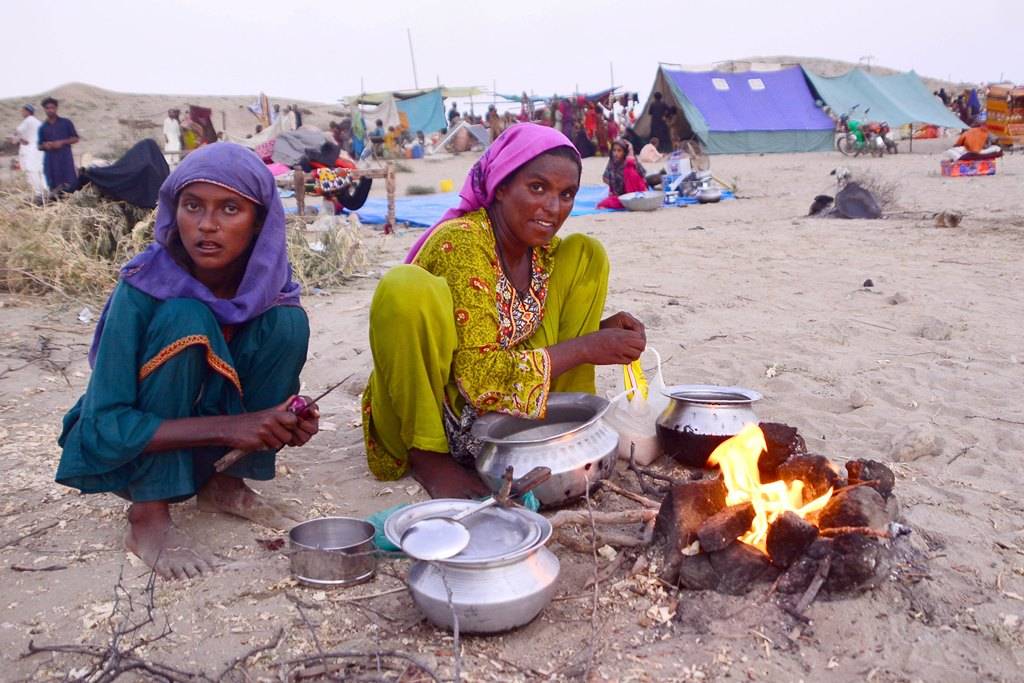 Pakistan'da selzedeler çadır kamplarının zorlu şartlarında yaşam mücadelesi veriyor 7