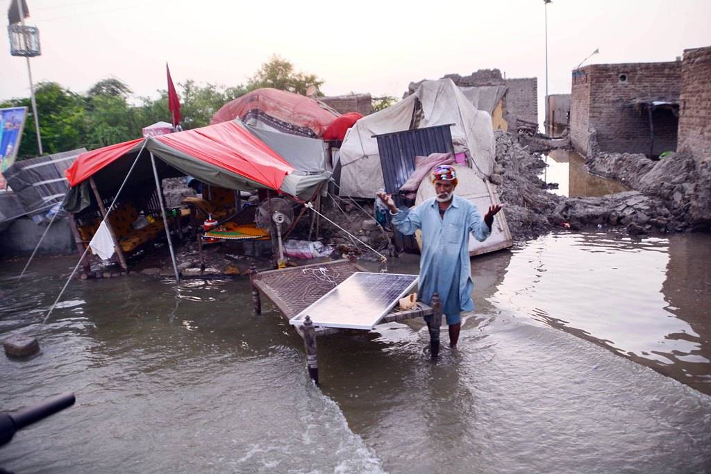 Pakistan'da selzedeler çadır kamplarının zorlu şartlarında yaşam mücadelesi veriyor 8