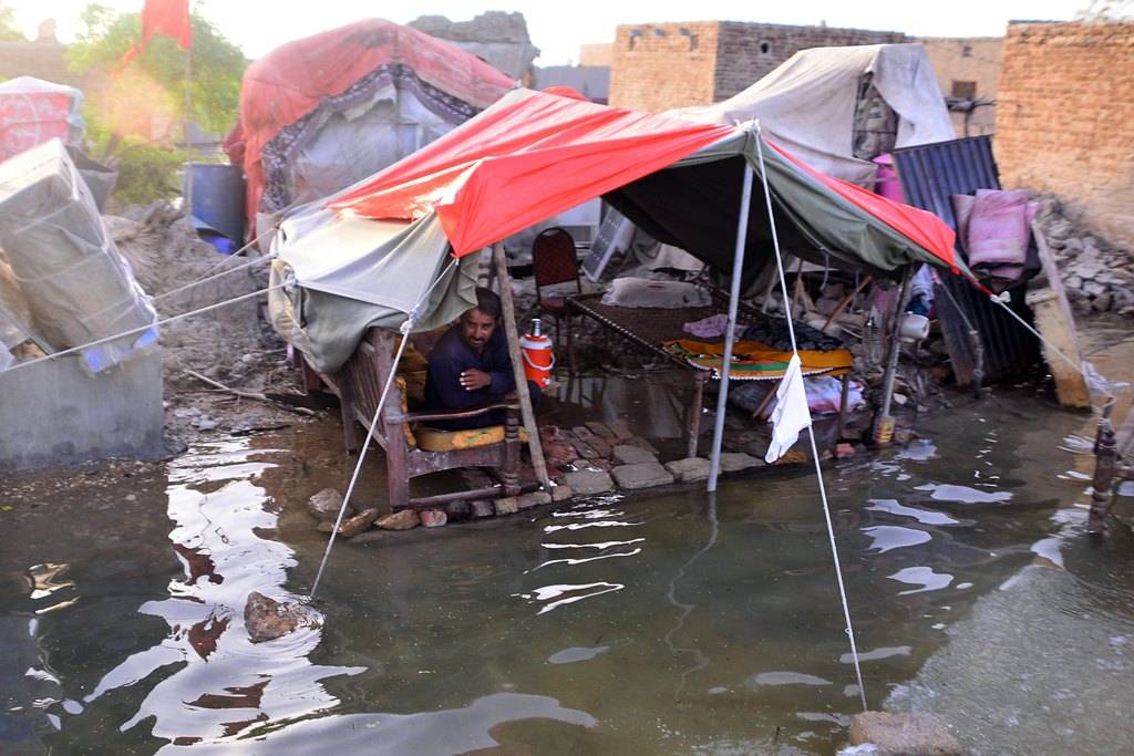 Pakistan'da selzedeler çadır kamplarının zorlu şartlarında yaşam mücadelesi veriyor 9